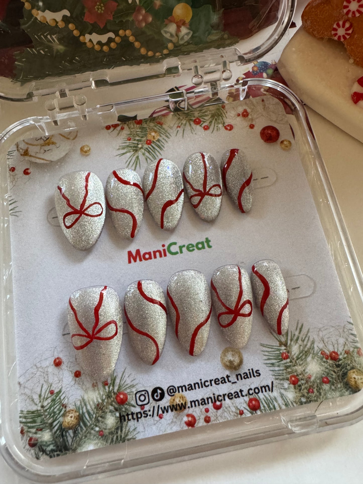 Silver Ribbon Swirl – Christmas Glow
