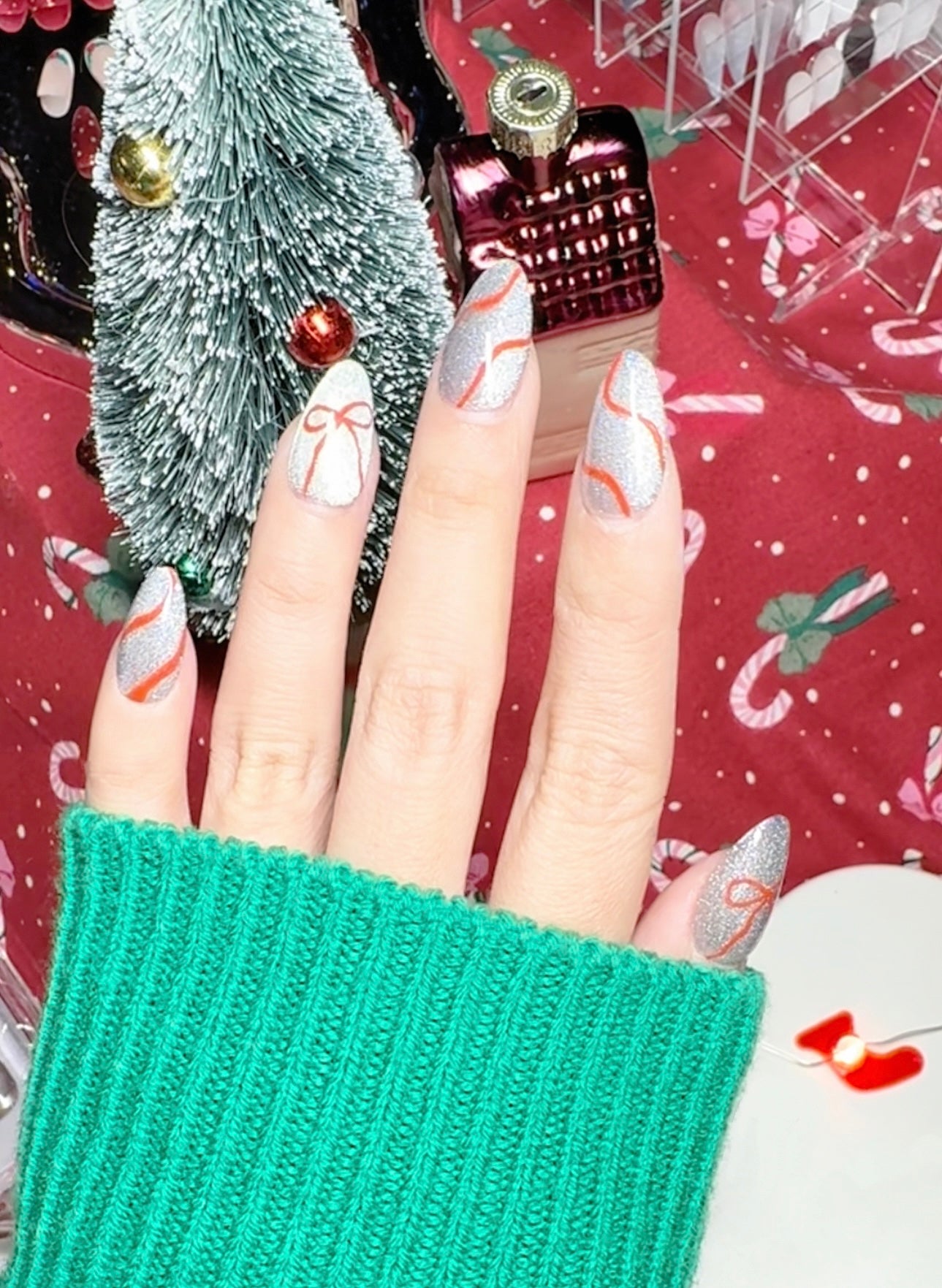 Silver Ribbon Swirl – Christmas Glow